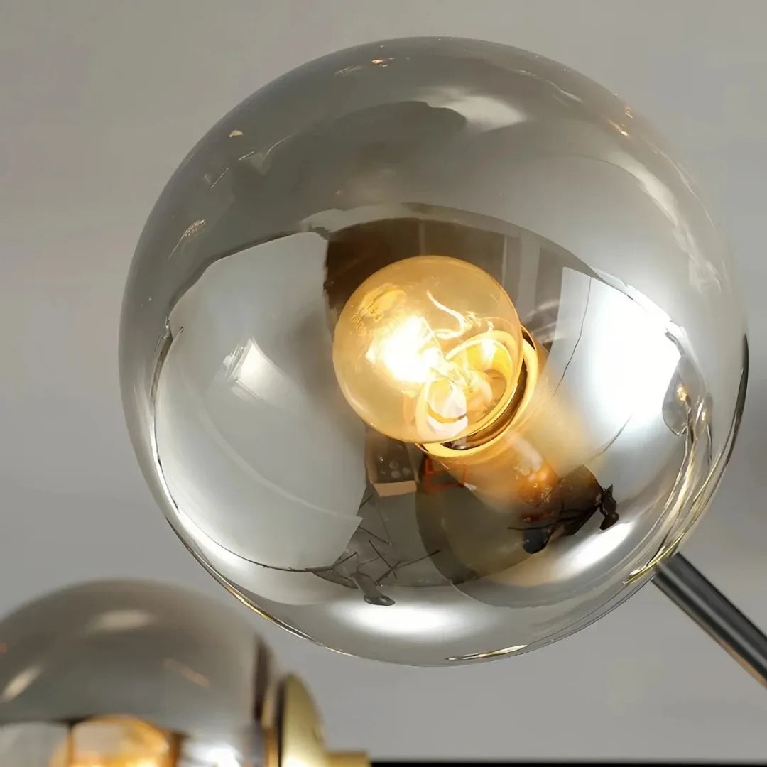 Glasschirm und Metallfassung der modernen Deckenlampe