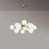 Goldener Kronleuchter mit Opalglas-Kugeln und Metallarmen