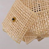 Detailaufnahme des geflochtenen Rattanschirms