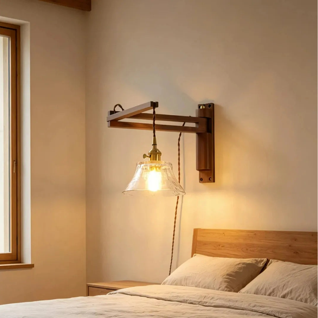 Wandleuchte aus Holz mit transparentem Glasschirm