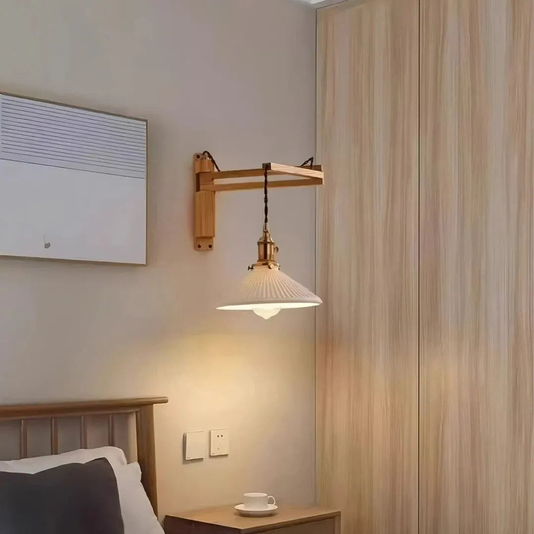 Vintage-Wandleuchte aus Holz mit schwenkbarem Arm und Keramikschirm