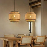 Japandi-Rattanlampe als Pendelleuchte im Wohnbereich