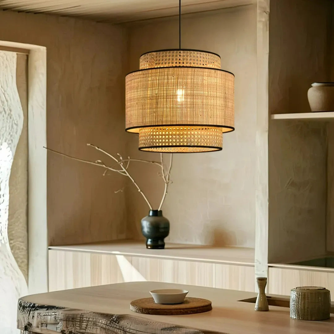 Rattan-Pendelleuchte über einem Esstisch im Japandi-Stil
