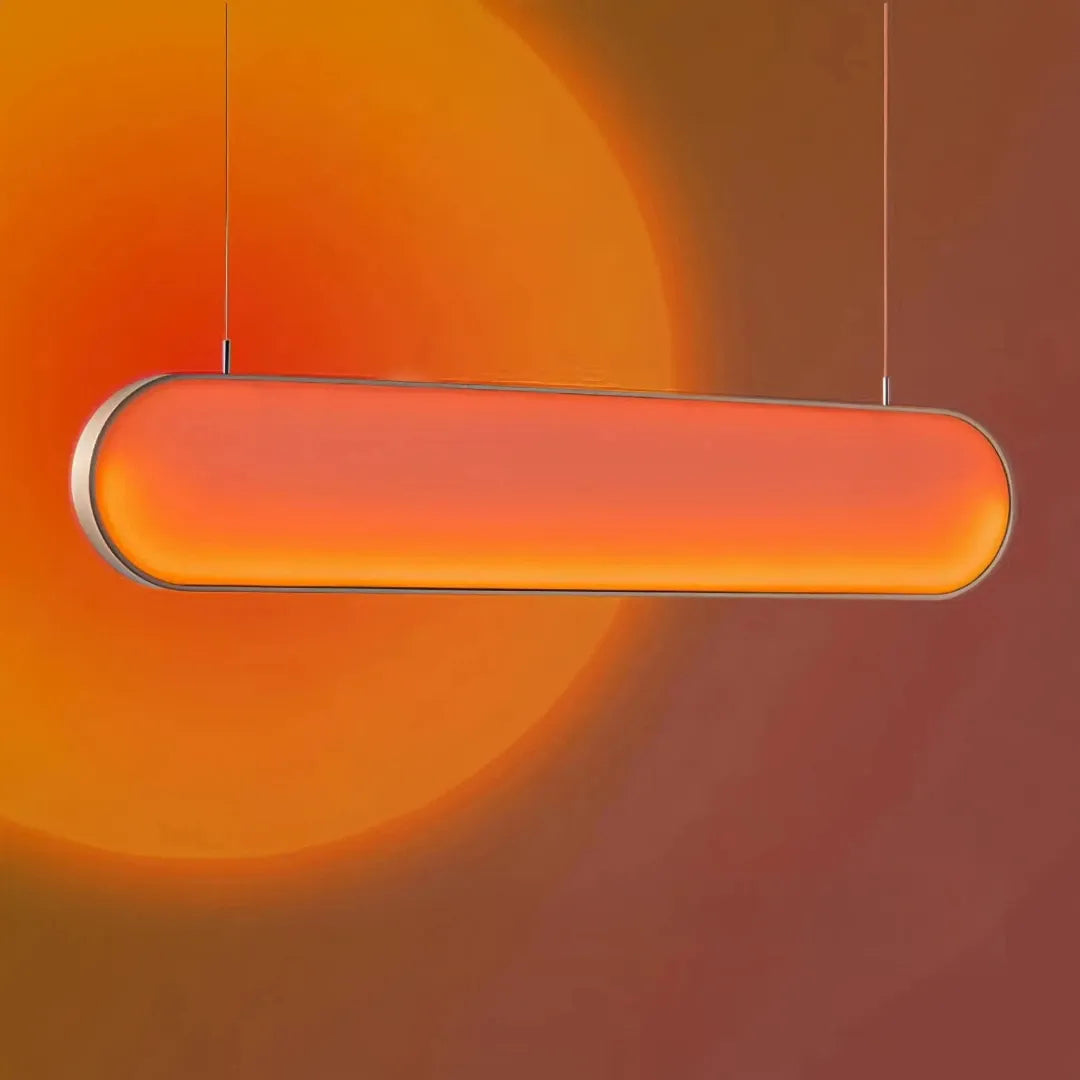 Ovale LED-Pendelleuchte in modernem Esszimmer