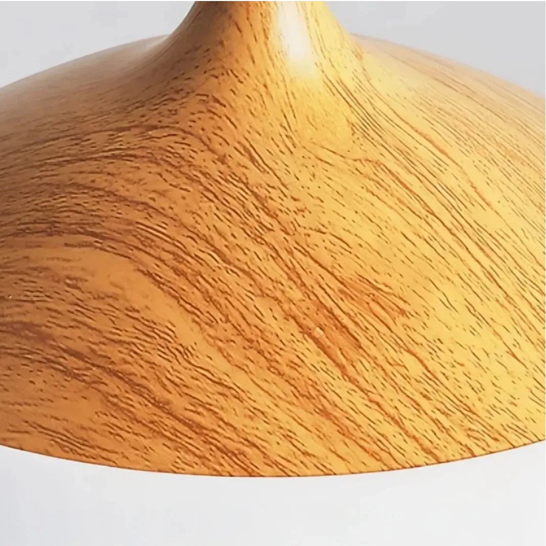 Holzdetail mit sichtbarer Maserung an der Pendelleuchte