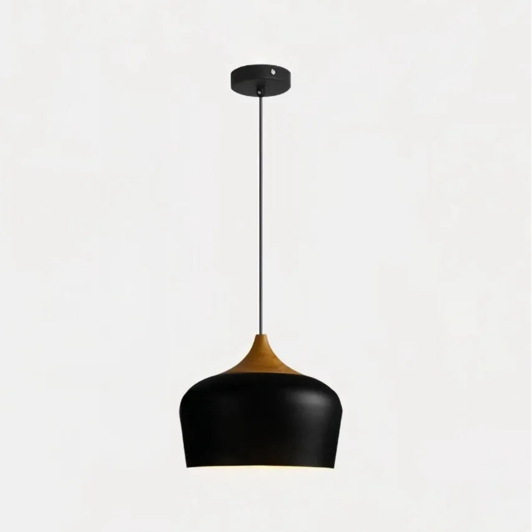 Schwarze Pendelleuchte mit Holzdetail für den Esstisch