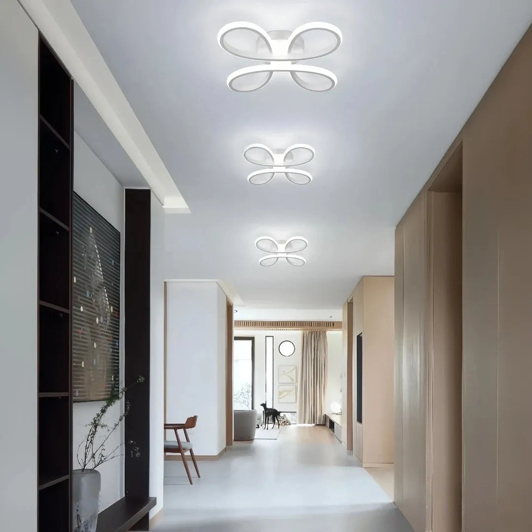 Weiße LED-Deckenleuchte in Blumenform an heller Decke