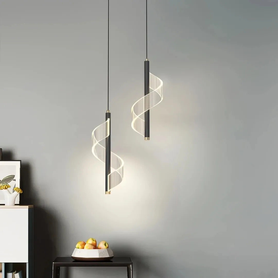 Goldene LED-Pendelleuchte mit einem Leuchtenkopf