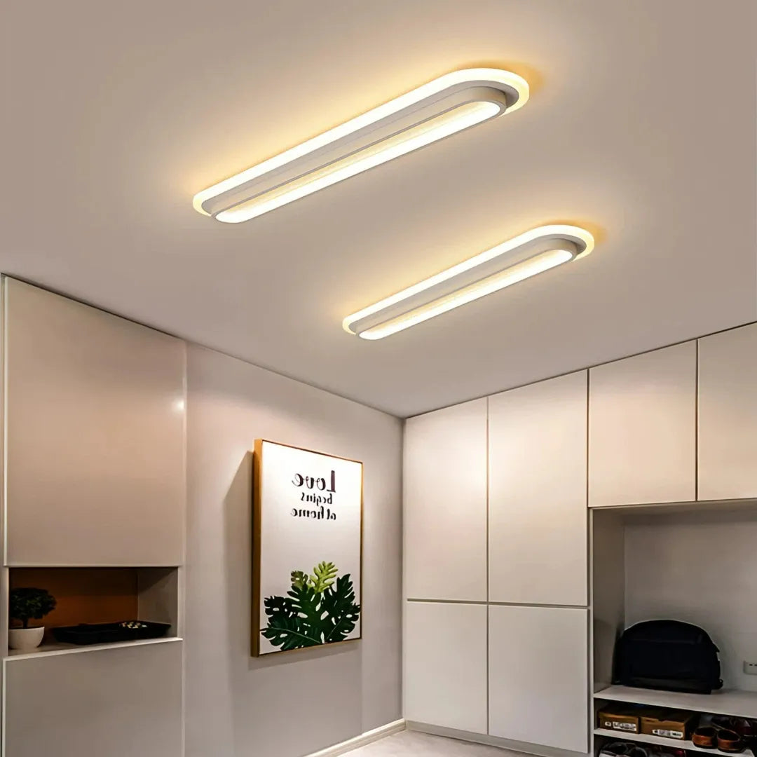 Weiße ovale LED-Deckenleuchte für einen hellen modernen Flur