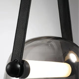 Moderne Pendelleuchte aus Glas und Leder im Helmdesign fürs Esszimmer