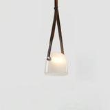 Moderne Pendelleuchte aus Glas und Leder im Helmdesign fürs Esszimmer