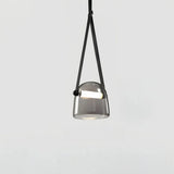 Moderne Pendelleuchte aus Glas und Leder im Helmdesign fürs Esszimmer