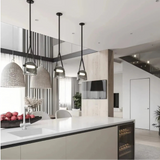 Moderne Pendelleuchte aus Glas und Leder im Helmdesign fürs Esszimmer