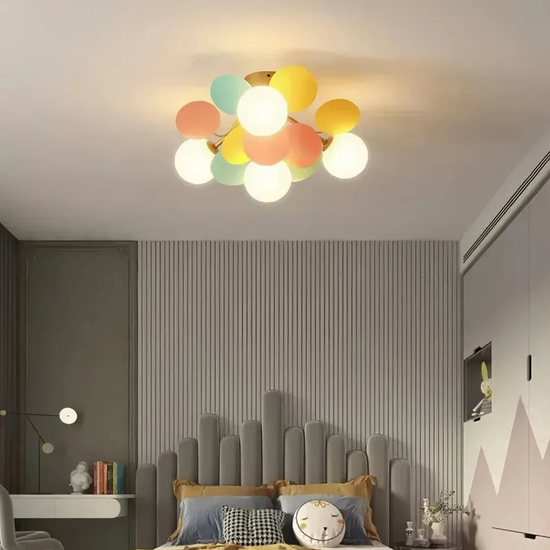 Beleuchtete Kinderzimmer-Deckenlampe mit kugelförmigem Glasschirm