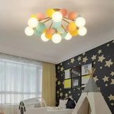 Bunte Kinderzimmer-Deckenlampe mit Kugelglasschirm und farbigen Acrylblättern