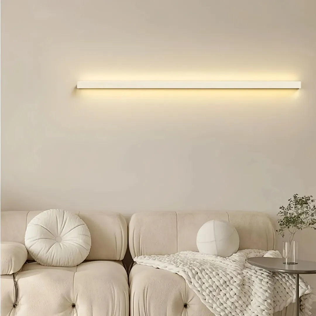 Längliche Innenwandleuchte mit warmweißem Licht
