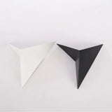 Minimalistische LED-Wandleuchte aus Metall in Dreiecksform