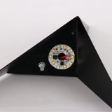 Minimalistische LED-Wandleuchte aus Metall in Dreiecksform
