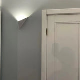 Minimalistische LED-Wandleuchte aus Metall in Dreiecksform