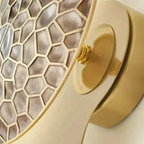 Detailansicht der goldenen Wandleuchte aus Metall