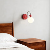 Moderne Kugel-Wandleuchte mit Opalglas fürs Schlafzimmer