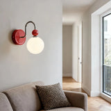 Moderne Kugel-Wandleuchte mit Opalglas fürs Schlafzimmer