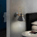 Moderne LED-Wandleuchte aus Metall für das Schlafzimmer, konisches Design