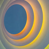 Moderne LED-Wandleuchte in Blumenform – rund & flach, aus Metall