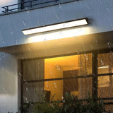 Schwarze Außenwandleuchte mit moderner LED-Beleuchtung für den Hauseingang