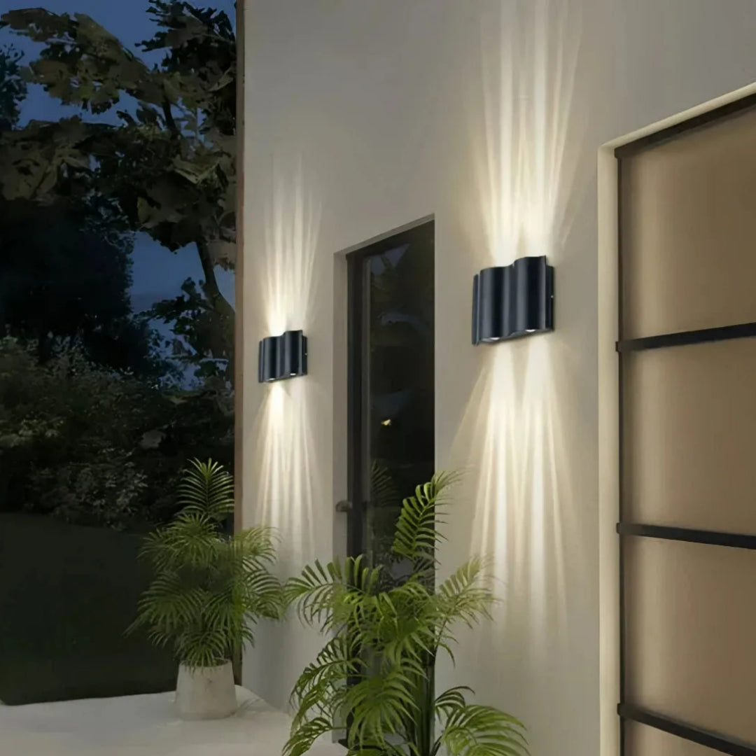 Up-&-Down-Lichtkegel der schwarzen LED-Außenwandleuchte bei Nacht