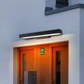 Moderne LED Außenwandleuchte mit Bewegungsmelder in Schwarz, IP65, 40–60 cm