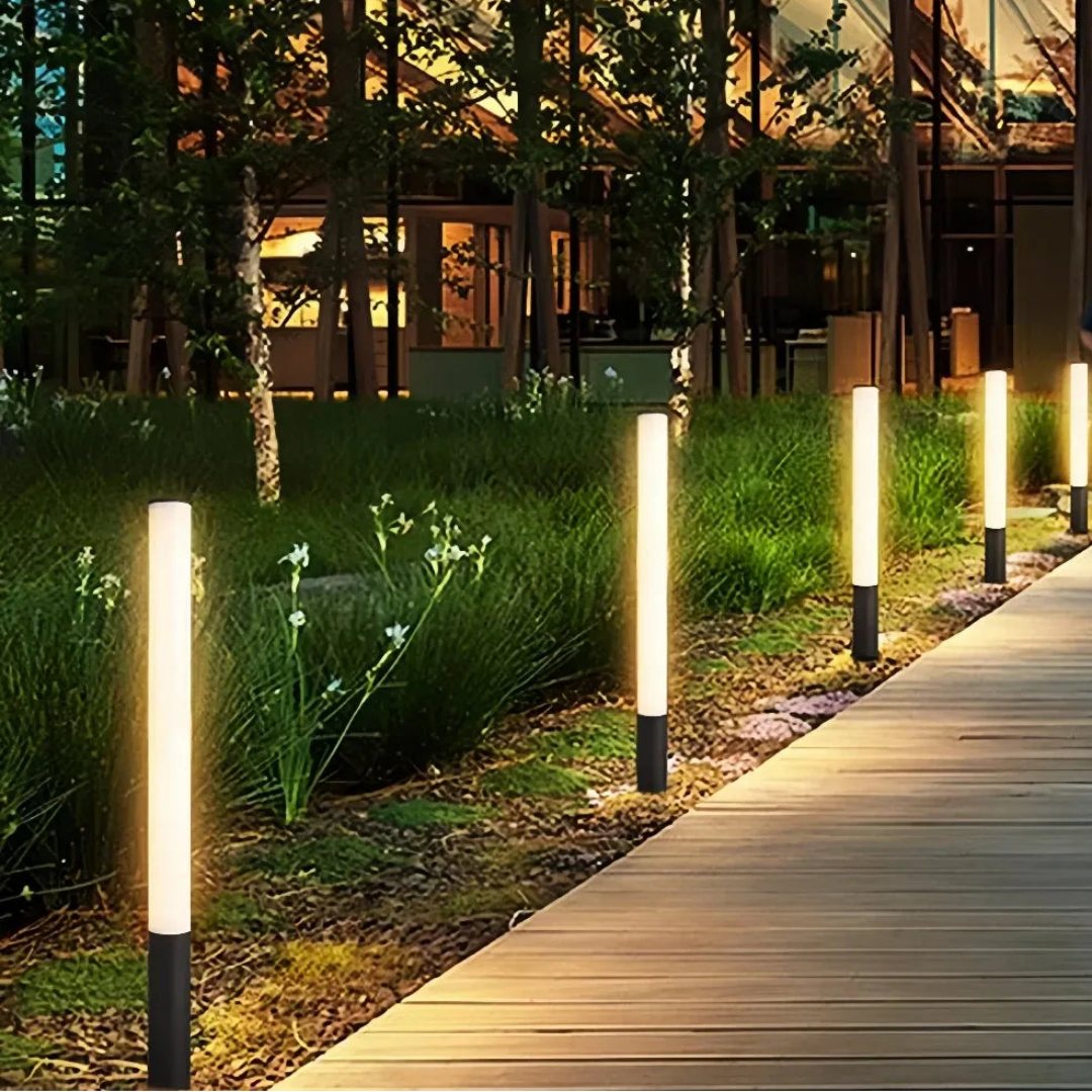 Schwarze LED-Außenleuchte neben einer Terrasse