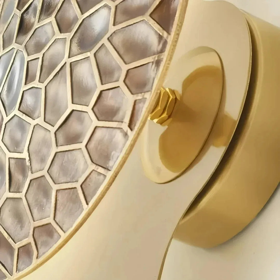 Elegante goldene Wandleuchte aus Metall im modernen Design