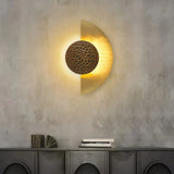Moderne Wandleuchte in Gold mit indirektem LED-Licht