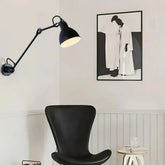 Moderne LED Wandleuchte in Schwarz mit flexiblem Schwenkarm