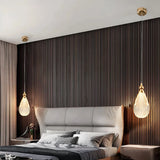 Moderne Pendelleuchte aus Acrylglas mit Tropfenaufhängung fürs Schlafzimmer