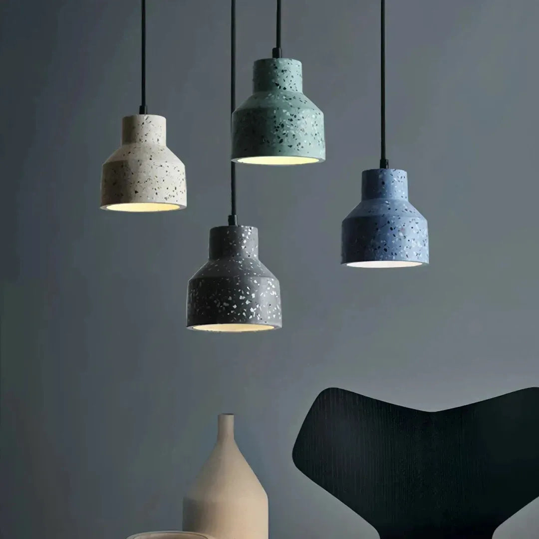 Moderne Zement-Pendelleuchte mit eingeschaltetem Licht
