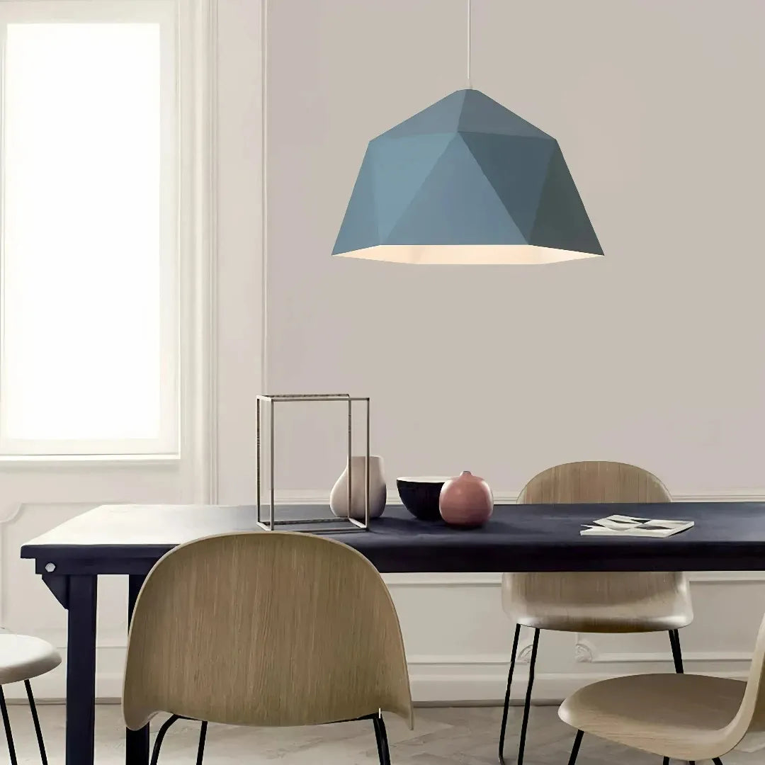 Pendelleuchte über Esstisch mit geometrischem Design