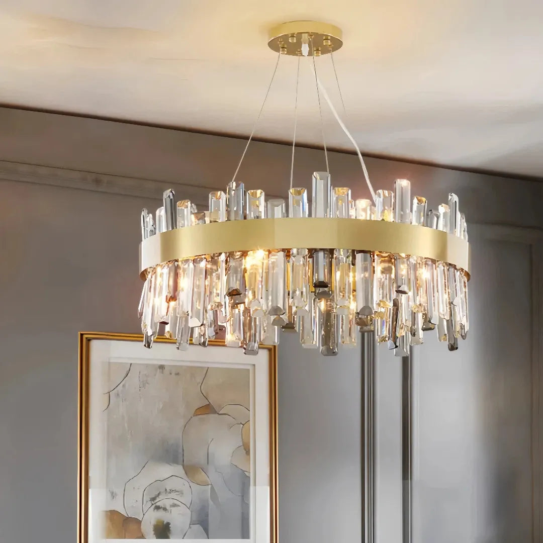 Runde Kristall-Pendelleuchte in Gold als Blickfang im Esszimmer