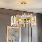 Runde Kristall-Pendelleuchte in Gold als Blickfang im Esszimmer