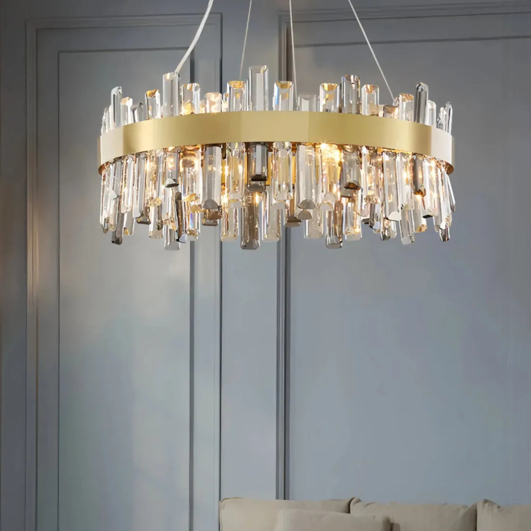 Goldener Leuchtenring mit dekorativem Kristallbehang