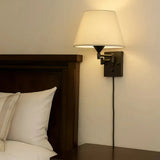 Moderne Wandleuchte fürs Schlafzimmer mit Stoffschirm und verstellbarem Arm, dimmbar