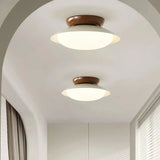 Moderne Deckenleuchte im Schalendesign für den Flur