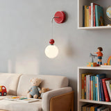 Moderne Kugel-Wandleuchte mit Opalglas fürs Schlafzimmer