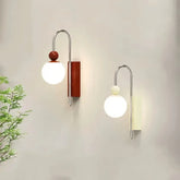 Moderne Kugel-Wandleuchte mit Opalglas fürs Schlafzimmer