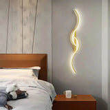 Moderne LED-Wandleuchte im geschwungenen Design, dimmbar
