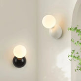 Moderne LED-Wandleuchte mit Opalglas-Kugel für Schlafzimmer