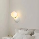 Moderne LED-Wandleuchte mit Opalglas-Kugel für Schlafzimmer