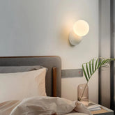 Moderne LED-Wandleuchte mit Opalglas-Kugel für Schlafzimmer