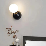 Moderne LED-Wandleuchte mit Opalglas-Kugel für Schlafzimmer